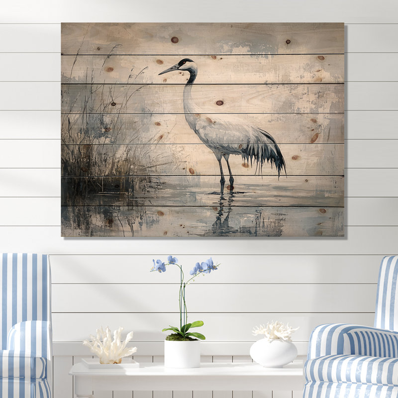 Crane dans un étang brumeux I - Décoration murale animal en héron - sur bois de pin naturel, H 24 po x l 32 po