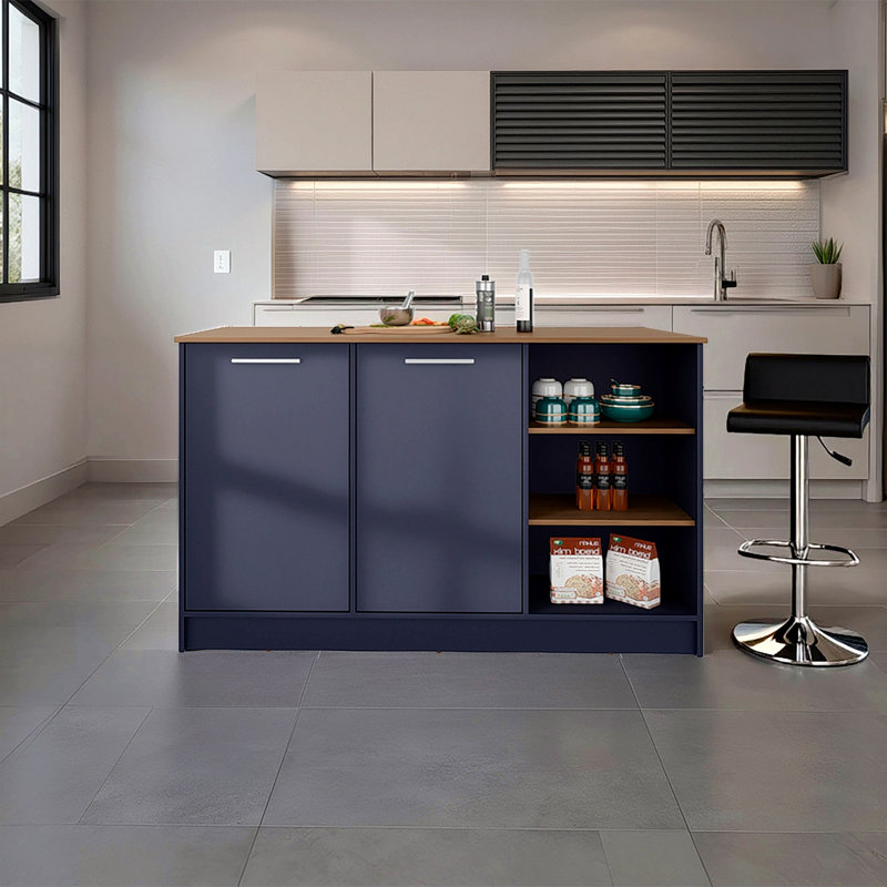 Îlot de cuisine en chêne bleu et naturel avec armoire de rangement et tablettes ouvertes