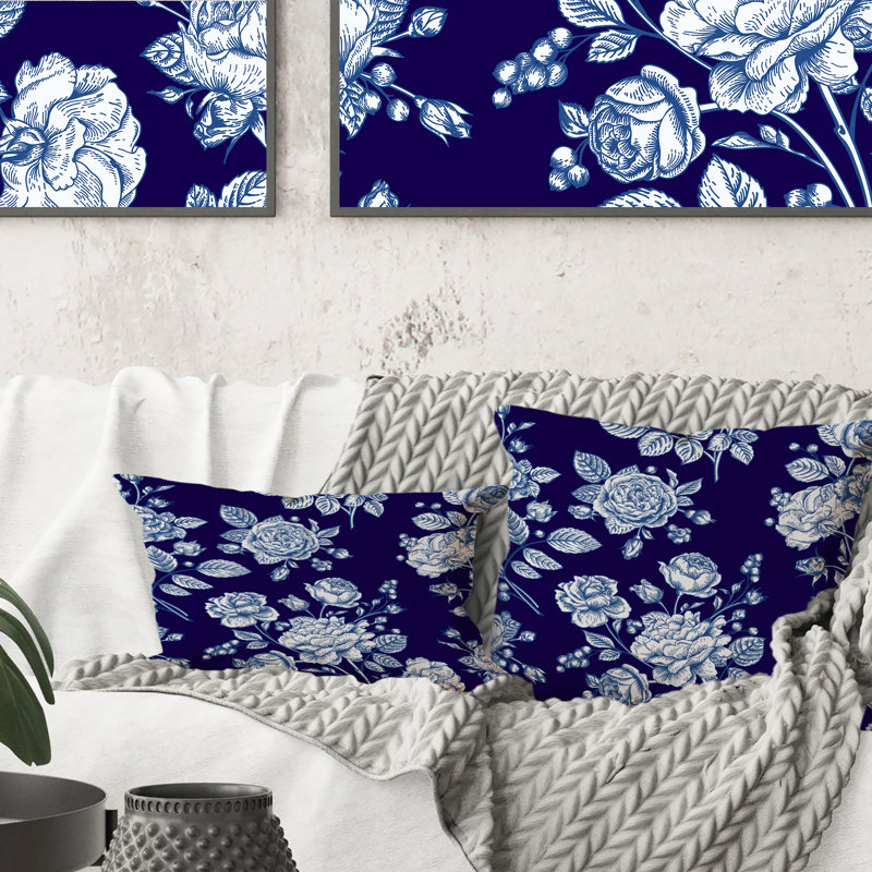 Coussin décoratif à motif de roses bleu clair sur fond bleu foncé, 18 po x 18 po