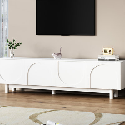 Meuble télé minimaliste pour écran de 78 po: armoires arquées, blanc, pieds en bois massif, tablettes réglables, conception compacte avec armoires
