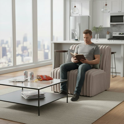 Chaise d'appoint moelleuse pelucheuse beige rembourrée avec structure robuste pour le salon, la chambre à coucher