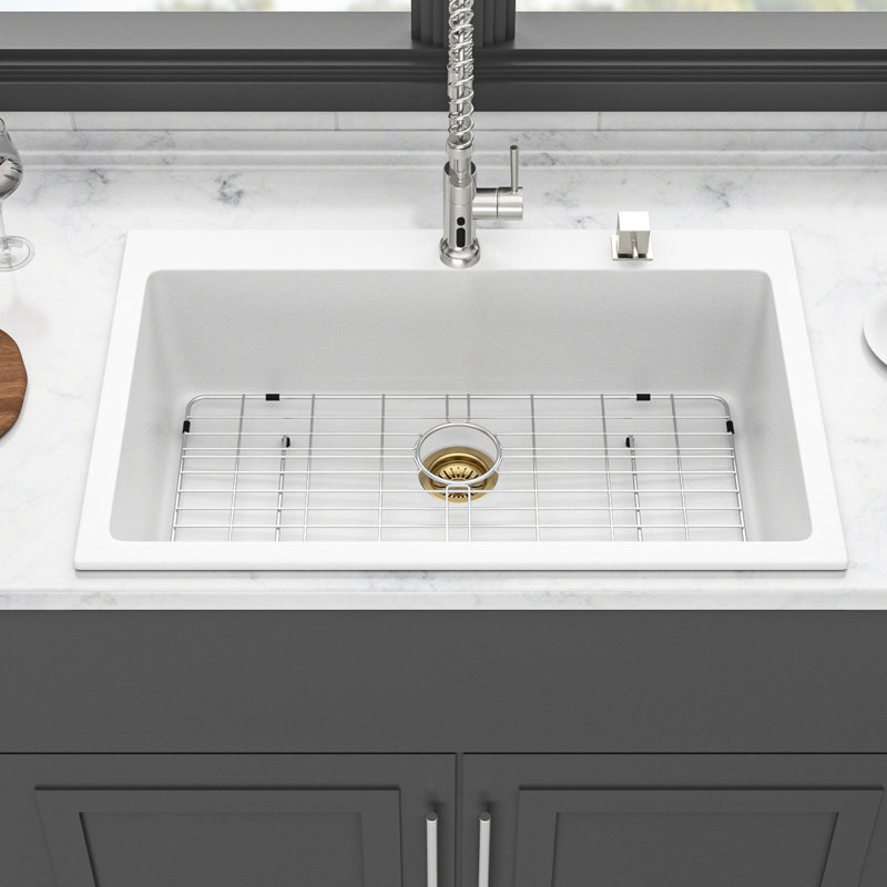 L'évier de cuisine haut de gamme en quartz blanc de 33 po x 22 po et la surface silencieuse et non poreuse gardent les coins arrondis propres pour un entretien rapide.