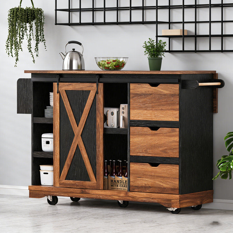 Îlot de cuisine de 55,5 pouces avec abattant, prise de courant, porte de grange et roulettes pour un rangement et un espace de travail flexibles.