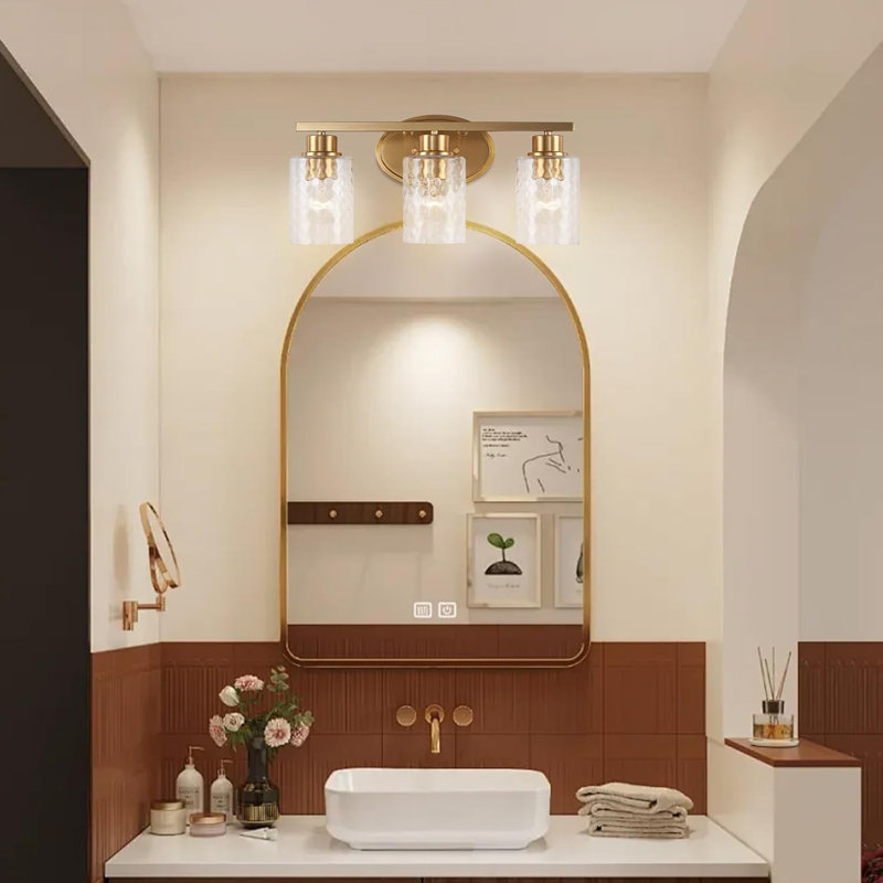 Luminaire de salle de bain en or brossé avec abat-jour en verre martelé, fixation murale antirouille, conception à 3 lumières pour un décor moderne et rétro