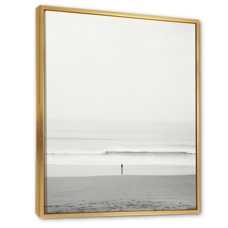 Minimalisme noir et blanc photo de plage V - art mural plage côtière, H 20 po x l 12 po x P 1 po, Cadre flottant doré