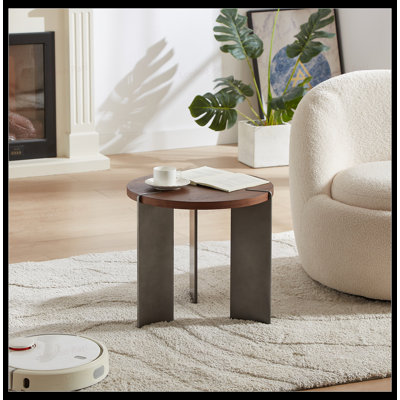Table basse écologique avec surface en bois de chêne noir et pieds en métal robustes pour une décoration élégante et durable.