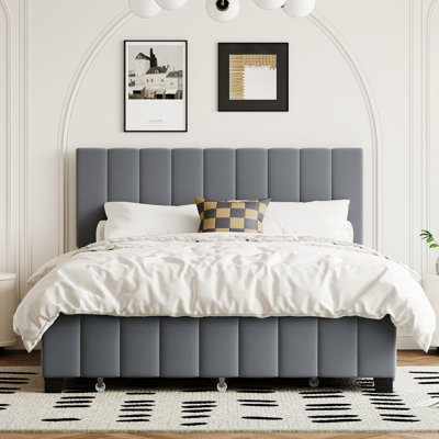 Grand lit plateforme gris avec revêtement en velours. 2 tiroirs et lit gigogne simple TG Structure stable. Créez une chambre relaxante recouverte de gris. Cadre rempli de mousse. Maximiser la fonction