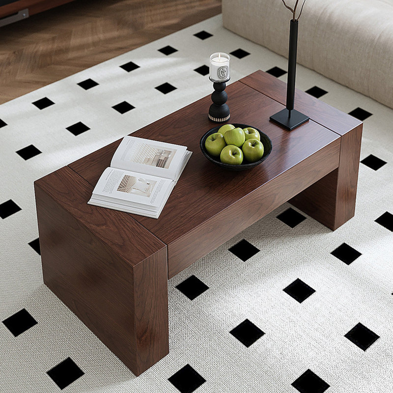 Table basse en bois de style nordique.