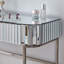 Élégante coiffeuse en acier inoxydable et miroir avec beaucoup de rangement, des bords doux et une utilisation polyvalente pour un décor moderne.-208431323