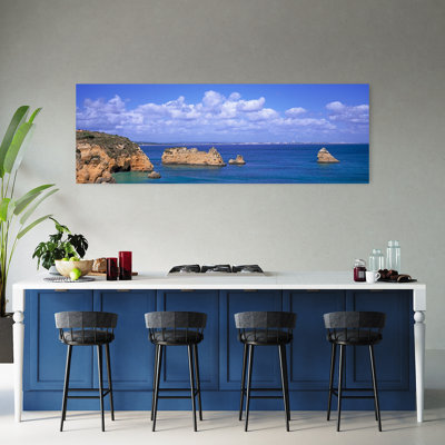 Vue panoramique d'une côte, sud du Portugal, région de l'Algarve, Lagos, Portugal, paysage urbain abstrait contemporain tranquille
