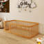 Lit simple au sol avec clôture en bois-581737710-581737705