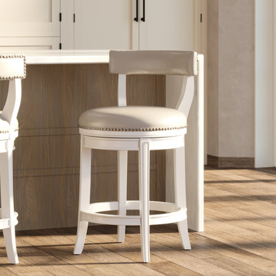 Tabouret de bar 26 po à hauteur de comptoir, structure en bois blanc avec siège et dossier en similicuir gris, retour automatique à 180 degrés, garniture cloutée entourant le siège rond, pieds incurvés, profondeur de 20,01 po, retour de 21,21 po de largeur