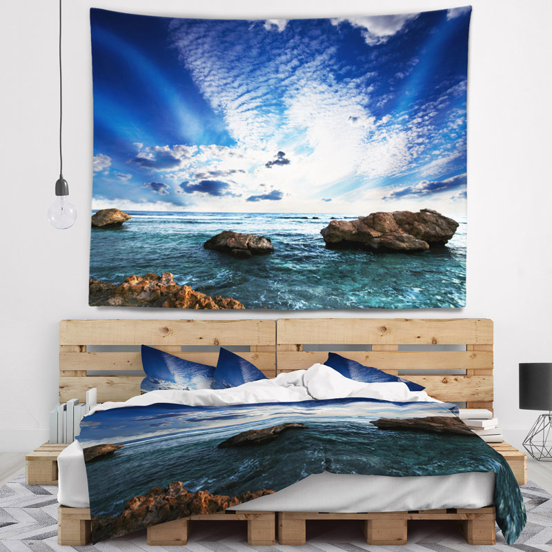 Tapisserie Rocky Beach avec nuages blancs, H 32 po x l 39 po