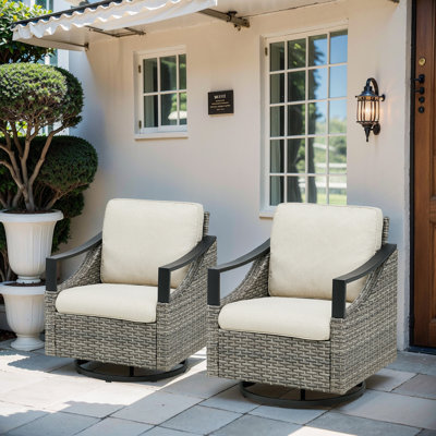 Ensemble de 2 chaises berçantes d'extérieur pivotantes et berçantes d'extérieur en osier gris avec coussins beiges pour le porche ou la cour