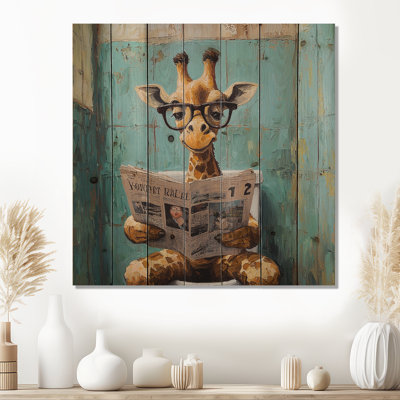 Girafe lisant les nouvelles dans la salle de bain - Reproduction en bois de girafe sur bois de pin naturel
