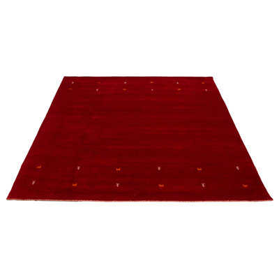 Les tapis Gabbeh sont fabriqués à la main avec des poils très hauts et des motifs très simples et stylisés.