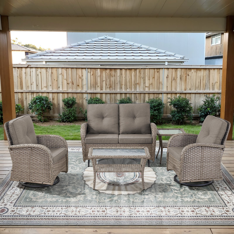 Cet ensemble de conversation d'extérieur fabriqué à la main 5 pièces confère à votre porche ou à votre patio un charme intemporel et une élégance naturelle. L'ensemble comprend une causeuse coulissante, 2 chaises pivotantes classiques, une table d'appoint et une table basse, en osier de polyéthylène tissé à la main
