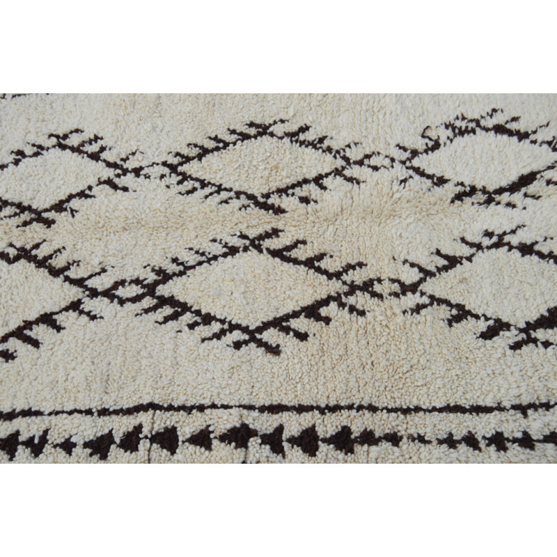 Tapis unique noir, beige et brun clair de 3 pi 5 po x 7 pi 10 po des années 1980
