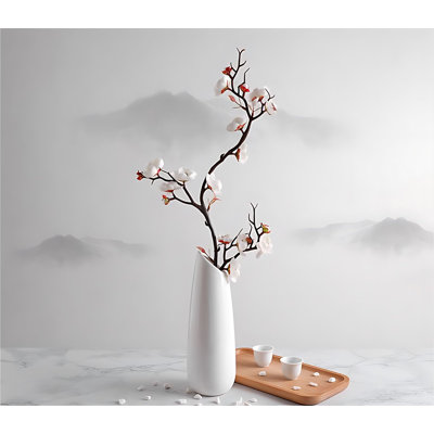 Arrangement de fleurs de prunier dans un vase