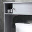 Unité de rangement au-dessus de la toilette en gris, avec des tablettes réglables et un espace optimisé pour l'organisation de la salle de bain