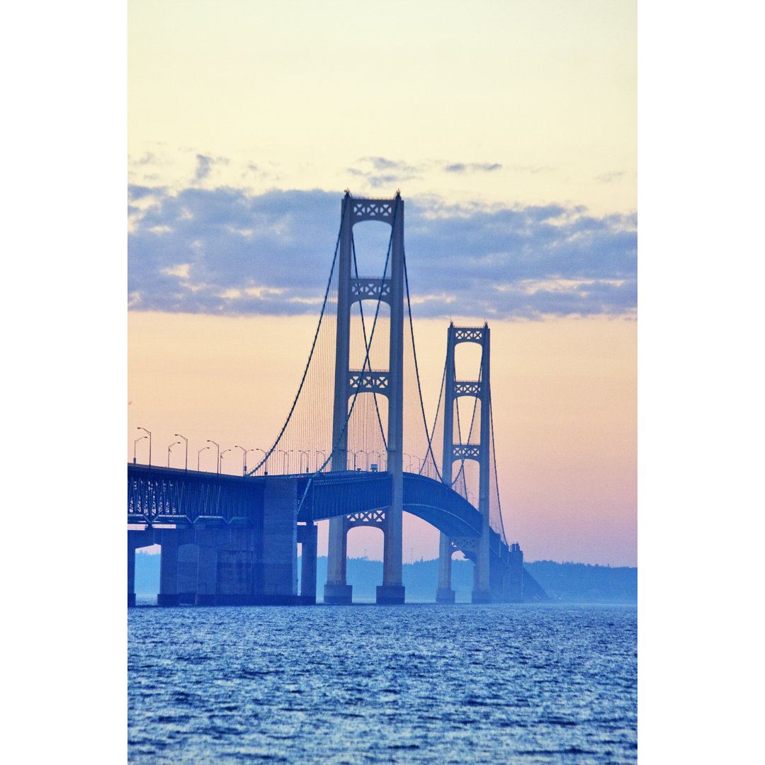 Mackinac-Brücke am Abend bei UWMadison - Leinwandbild