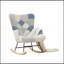Fauteuil à bascule haut pour chambre d'enfant, recouvert de polaire patchwork Teddy, avec dossier haut, poche de rangement latérale et accoudoirs en bois d'hévéa.-1107100875