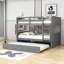 Lit superposé double au-dessus d'un lit double avec lit gigogne simple-596806172