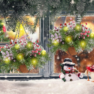 Ensemble de 2 paniers suspendus de Noël 15,7 pouces avec lumières DEL, décoration de Noël à piles pour l'extérieur, pommes de pin et baies pour porte, porche, jardin