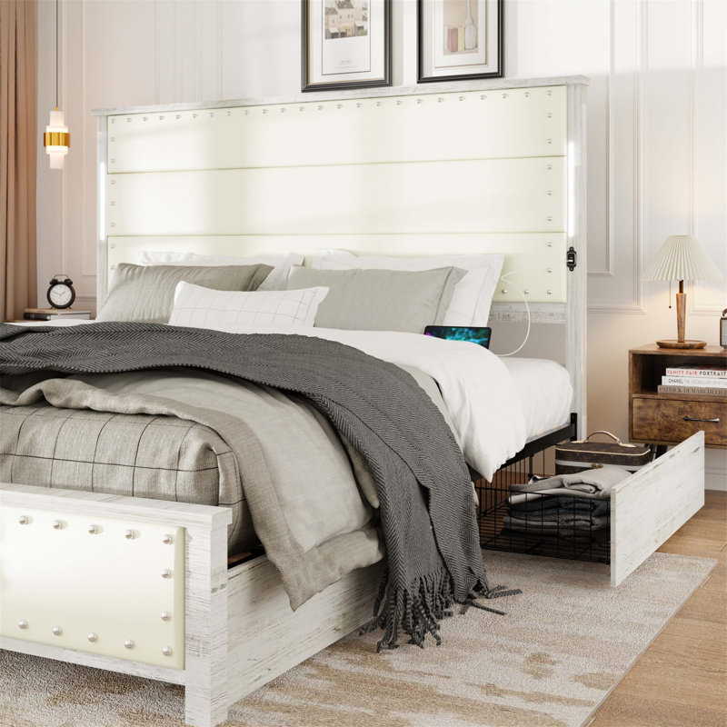Cadre de lit élégant avec tête de lit rembourrée et plusieurs tiroirs de rangement, parfait pour l'organisation de la chambre et le confort