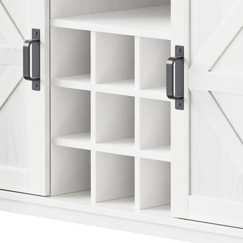 Armoire-bar 71 po Farmhouse avec prise de courant, panneau perforé, support à vin et portes de grange coulissantes pour un rangement polyvalent dans la cuisine.