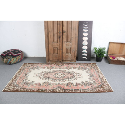 Tapis à motif floral turc classique dans des tons roses élégants pour un espace de vie