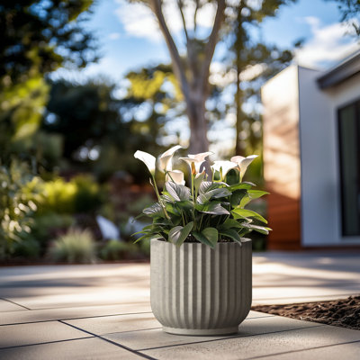 Pot à fleurs moyen rond en béton avec trous de drainage