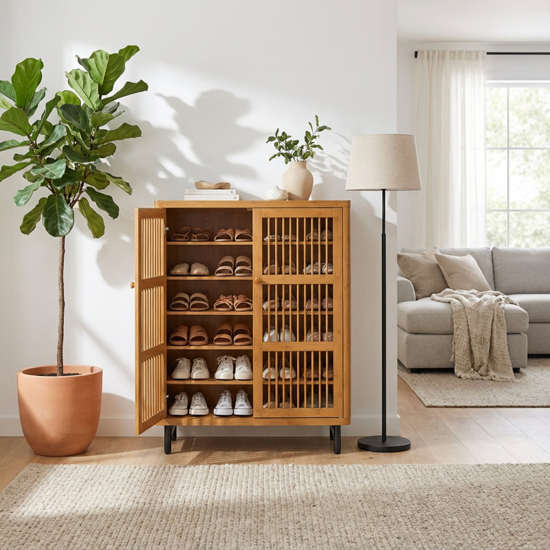 Armoire à chaussures moderne à six niveaux avec tablettes réglables et portes à persiennes pour l'organisation du hall d'entrée et des solutions de rangement élégantes dans les couloirs et les espaces de vie
