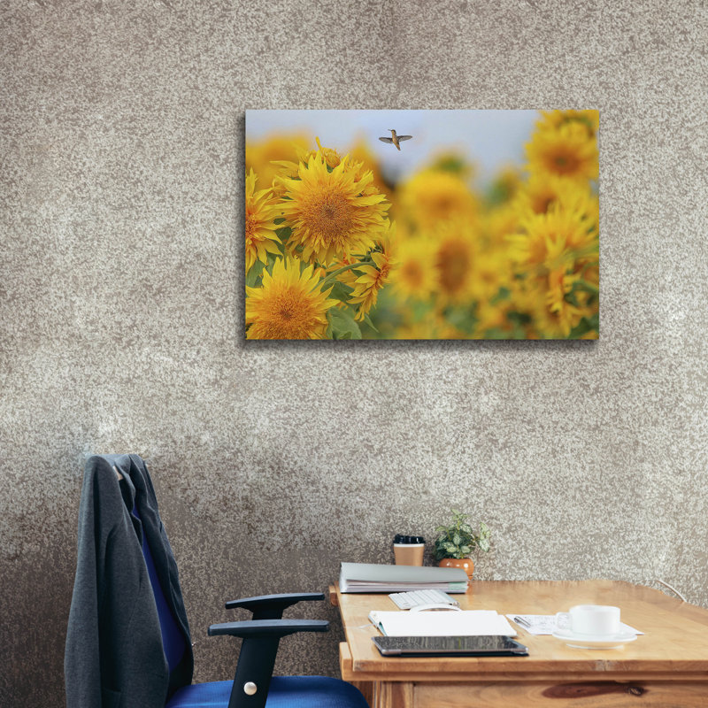 «Happy Hummingbird And Sunflowers» par Carrie Ann Grippo-Pike, art mural sur toile, 40 po x 26 po