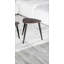 Tables gigognes contemporaines en métal et en bois massif, conception peu encombrante pour un usage domestique polyvalent
