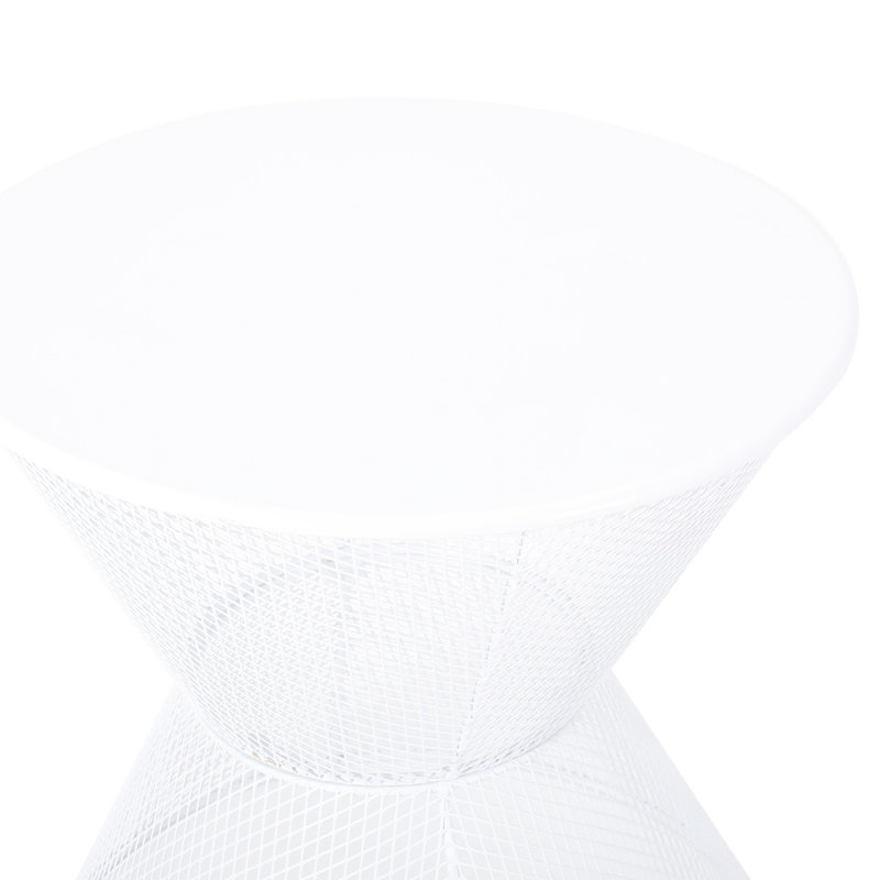 Table d'appoint blanche matte en fer avec silhouette arrondie et filet, 17,45 po Profondeur x largeur 18,47 po avec forme de maille Breezy, po, poids de 6,39 lb