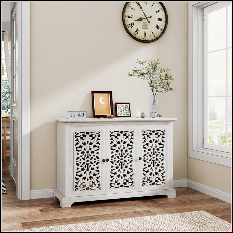Buffet vintage avec 3 portes sculptées, parfait pour la cuisine, la salle à manger et les espaces de vie
