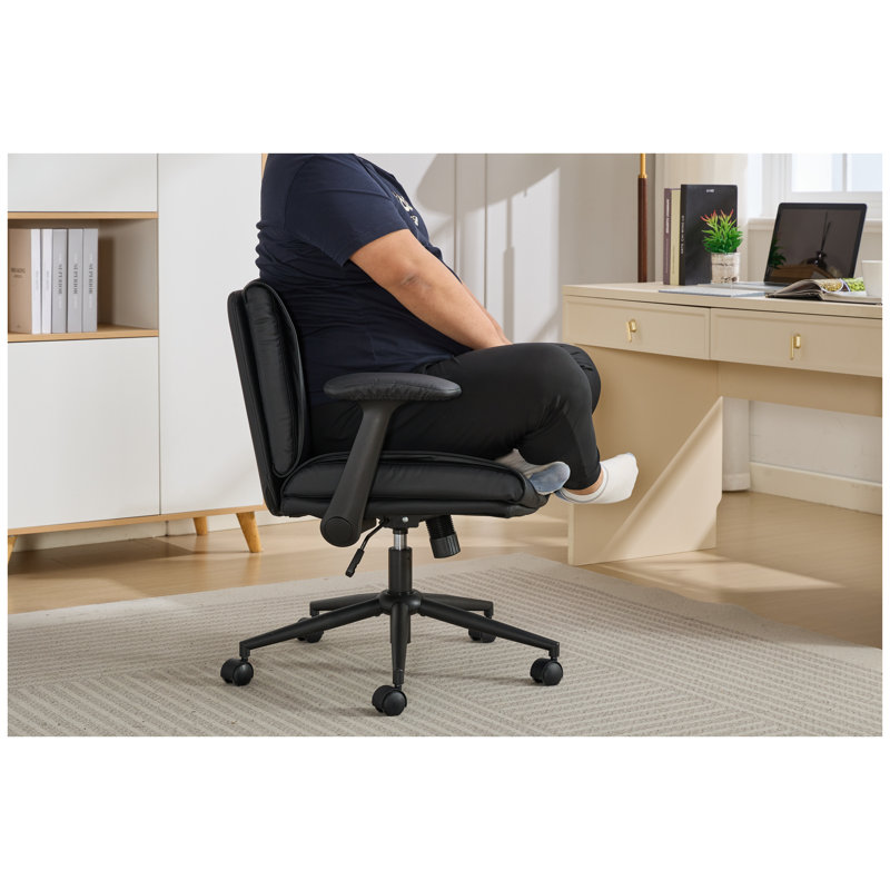 Chaise de bureau en similicuir noir avec accoudoirs rabattables et base pivotante