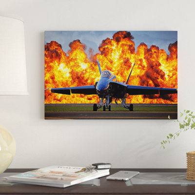 «A Wall of Fire Erupts Be Der a US Navy F / A-18 Hornet», reproduction de photo sur toile