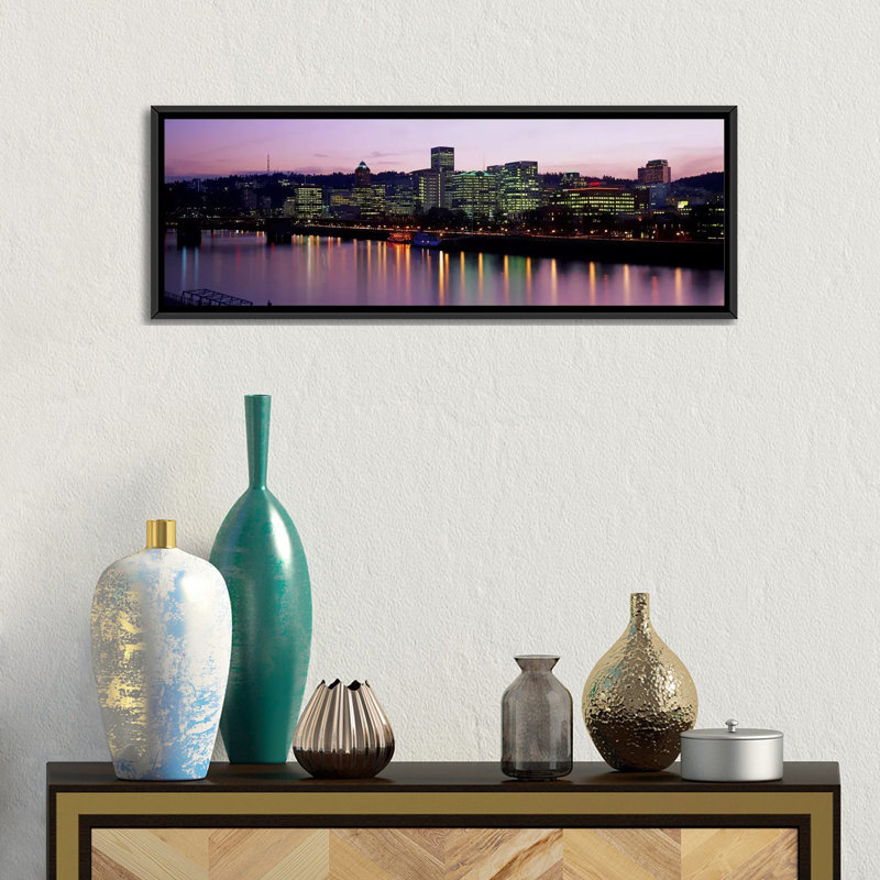 «Buildings Lit up at Night Portland, Oregon», reproduction sur toile tendue, H 9 po x l 12 po x P 36 po