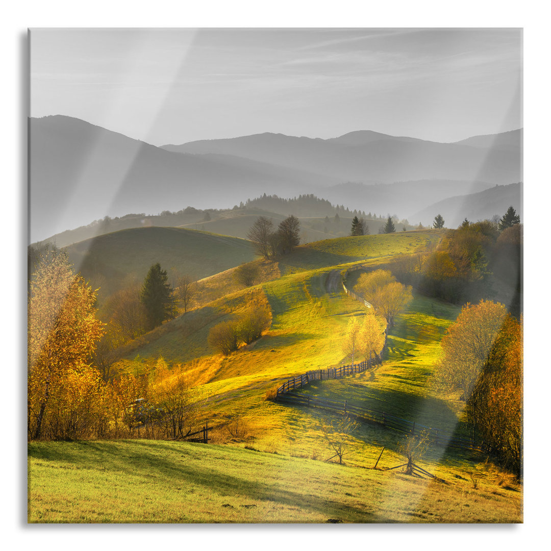 Glasbild Hügelige Herbstlandschaft bei Sonnenuntergang, Schwarz-Weiß-Detail