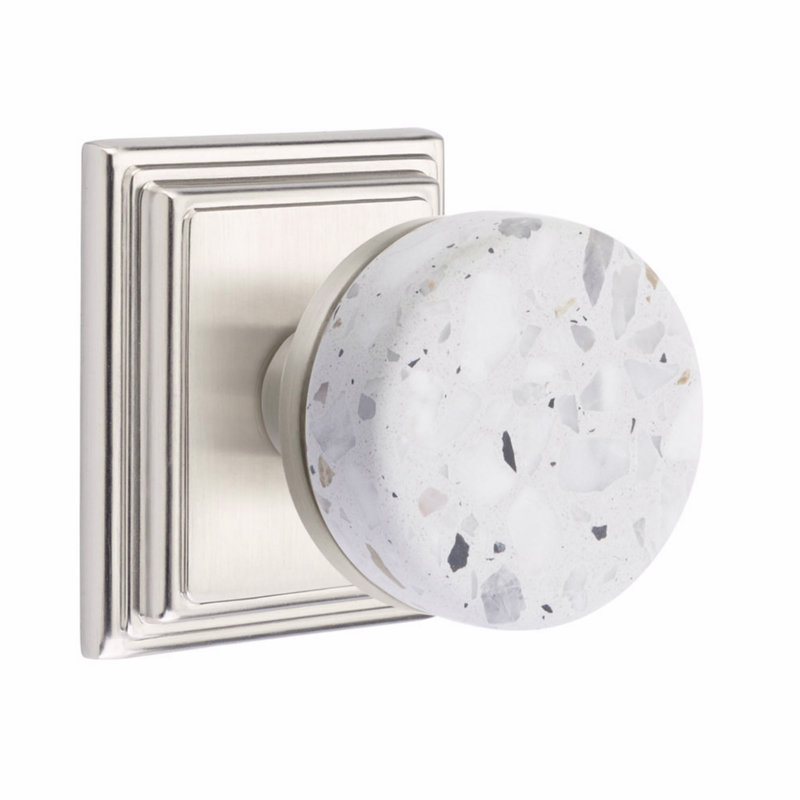 Ensemble de faux boutons Emtek Select, rosette Wilshire, tige conique, bouton terrazzo clair, Nickel satiné