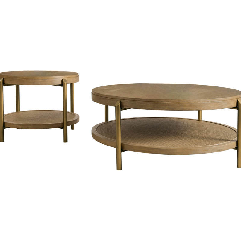 Table basse ronde Sand Wash 2, fabriquée en hévéa et en bois d'ingénierie, tablette inférieure tressée pour le rangement, pieds en laiton vieilli, décor côtier avec finition, en bois d'hévéa et placage en frêne.