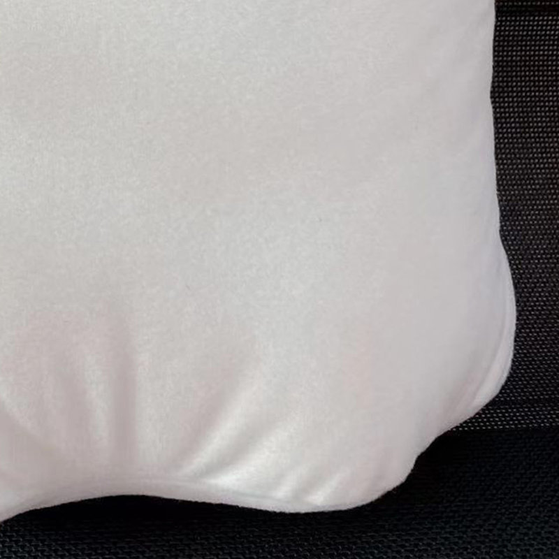 Mignonne peluche fantôme brillante dans le noir