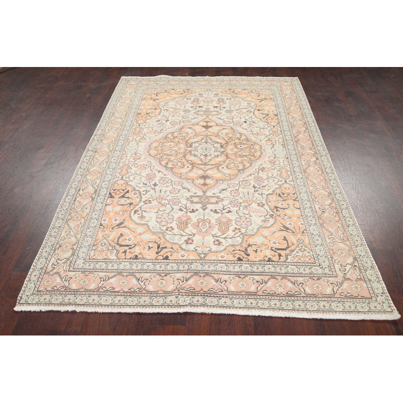 Tapis unique en laine noué à la main style Kerman des années 1960 de 4 pi 9 po x 6 pi 8 po beige Broderik