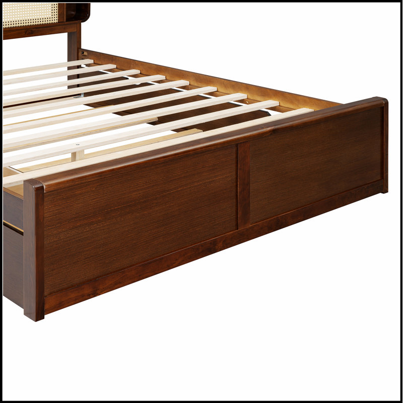 Tête de lit en rotin avec deux tiroirs et un lit gigogne, parfait pour le rangement et l'espace de couchage supplémentaire dans n'importe quelle chambre à coucher.