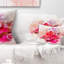 Coussin lombaire floral rose avec des éclaboussures d’aquarelle