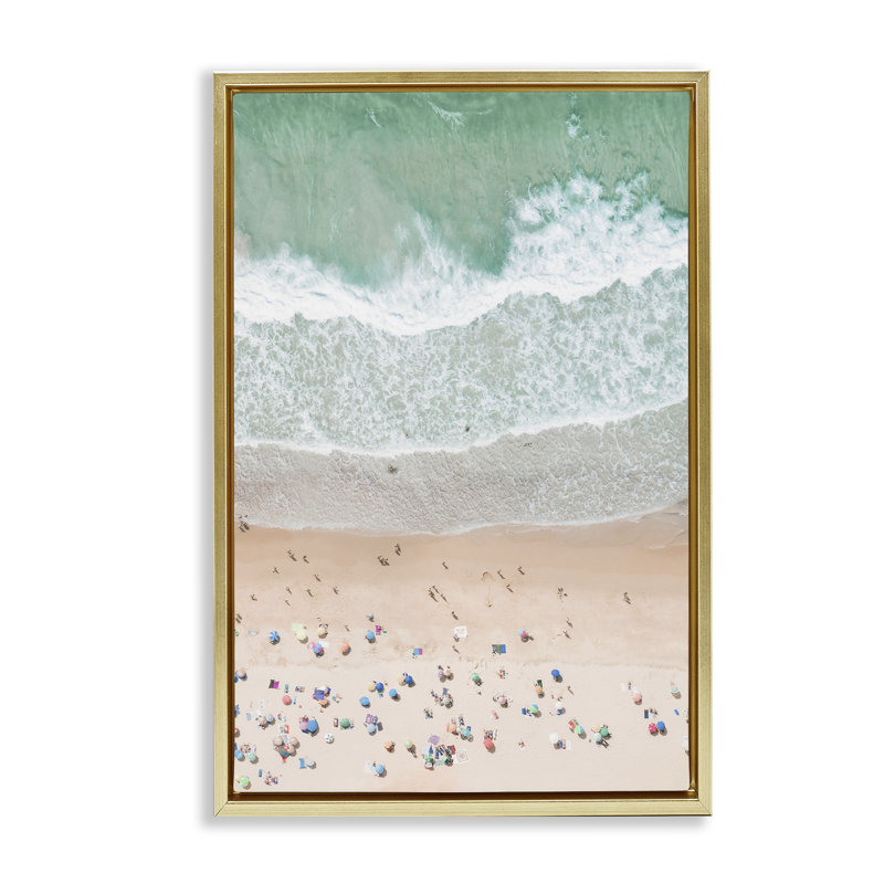 Toile flottante avec vue aérienne de plage d'été par Sissi et Seb, Cadre flottant métallique doré, H 31 po x l 21 po