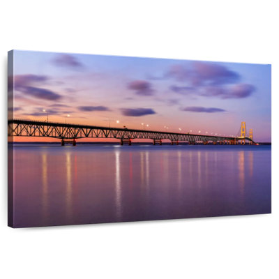 Lilie Mackinac Bridge au crépuscule
