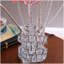 Aluminium 4 roses rouges 6 pétales floraux 2 boutons floraux rouges / argentés sur une lampe de table moderne en chrome Hexagona 4 carrés pour salon, table de chevet pour chambre à coucher, lampe à DEL